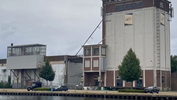 Een biertje drinken in de Graansilo op de Havenkade